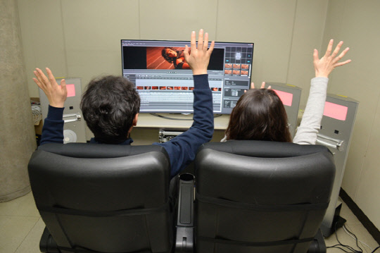 ETRI 연구자들이 국제표준으로 승인된 '실감효과 적응형 엔진기술'을 토대로 만들어진 바람, 향기, 조명 등 실감효과 재현 기술을 시연하고 있다. ETRI 제공